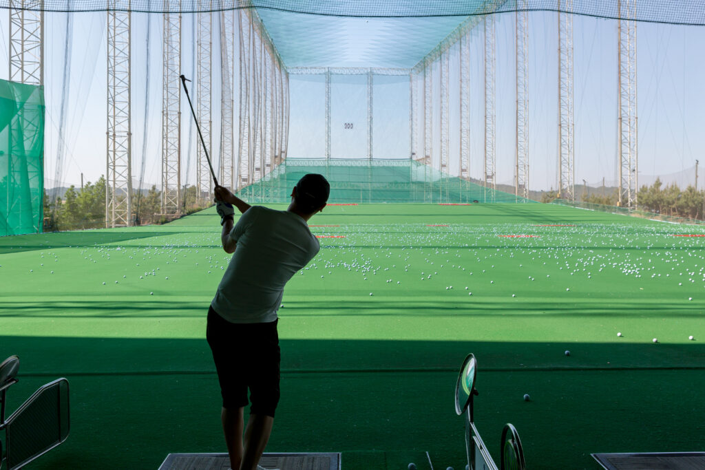 골프연습장에서 칩샷을 치기 위한 연습중인 모습