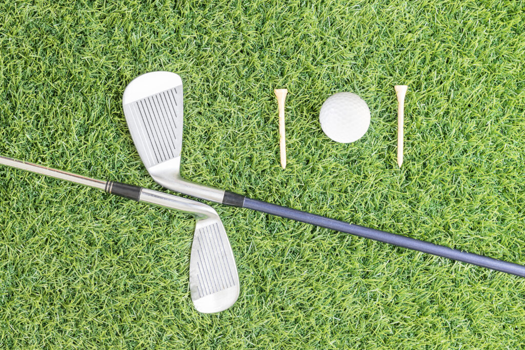 골프채 교체 시기의 중요성과 필드 위에 있는 골프채 사진