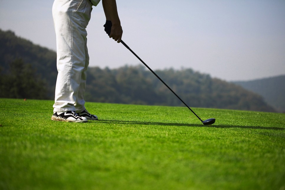 골프 우드샷 잘 치기 위해 어드레스를 하고 있는 골퍼